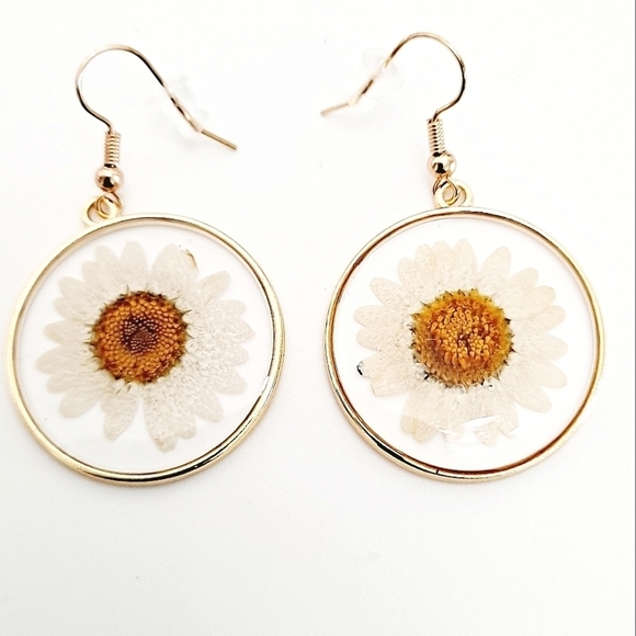 💖 2/$30 Dainty white pressed Daisy flower resin gold hoop boho dangle earrings - Picture 3 of 10